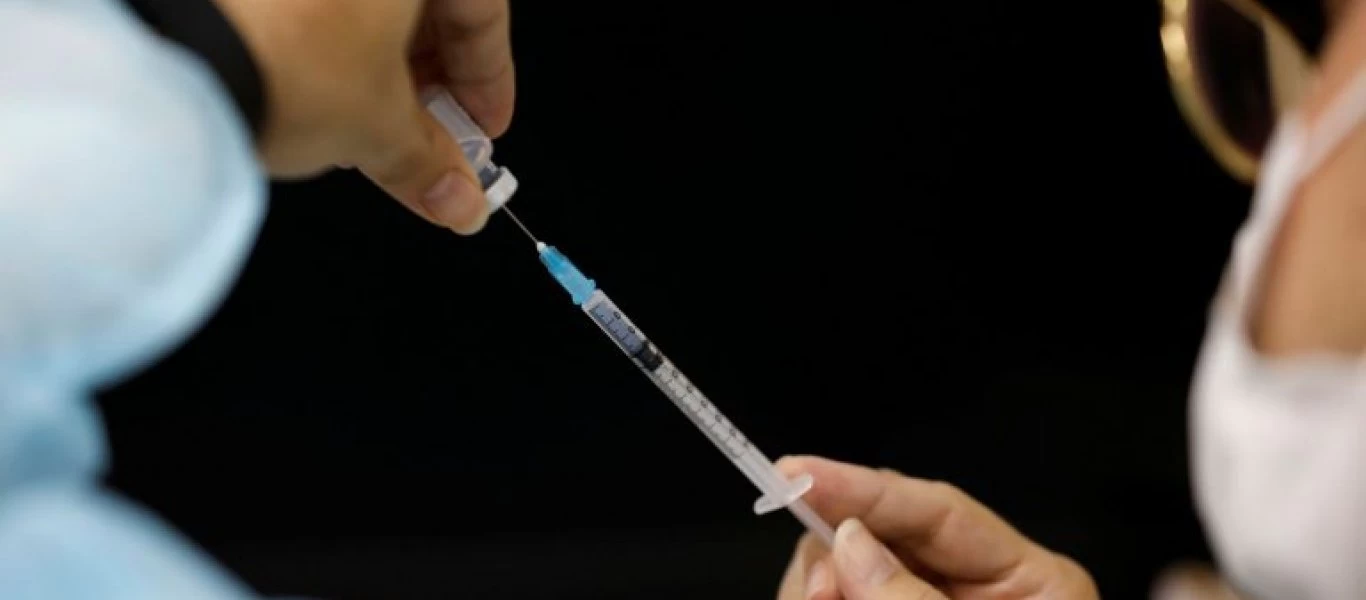 Το Ισραήλ έχει εμβολιάσει πάνω από τους μισούς πολίτες κατά του κορωνοϊού